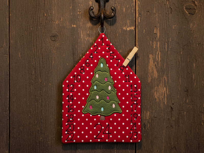 Preview: Adventskalenderhaus aus Stoff Tannenbaum - ITH-Stickdatei